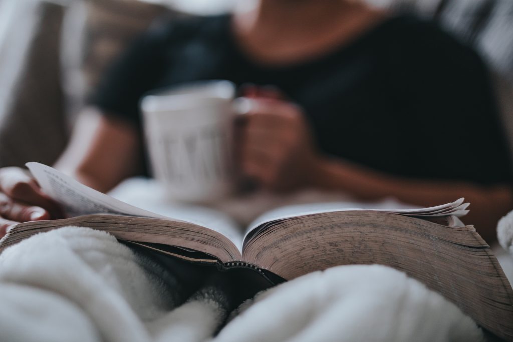 café pode ser um ótimo gatilho para criar o hábito da leitura