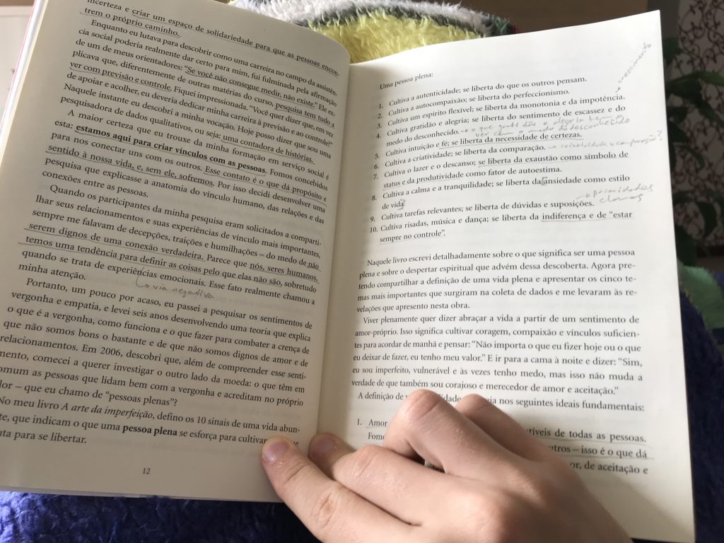 Livro com anotações: Anotar no livro é uma das técnicas de memorização que eu uso