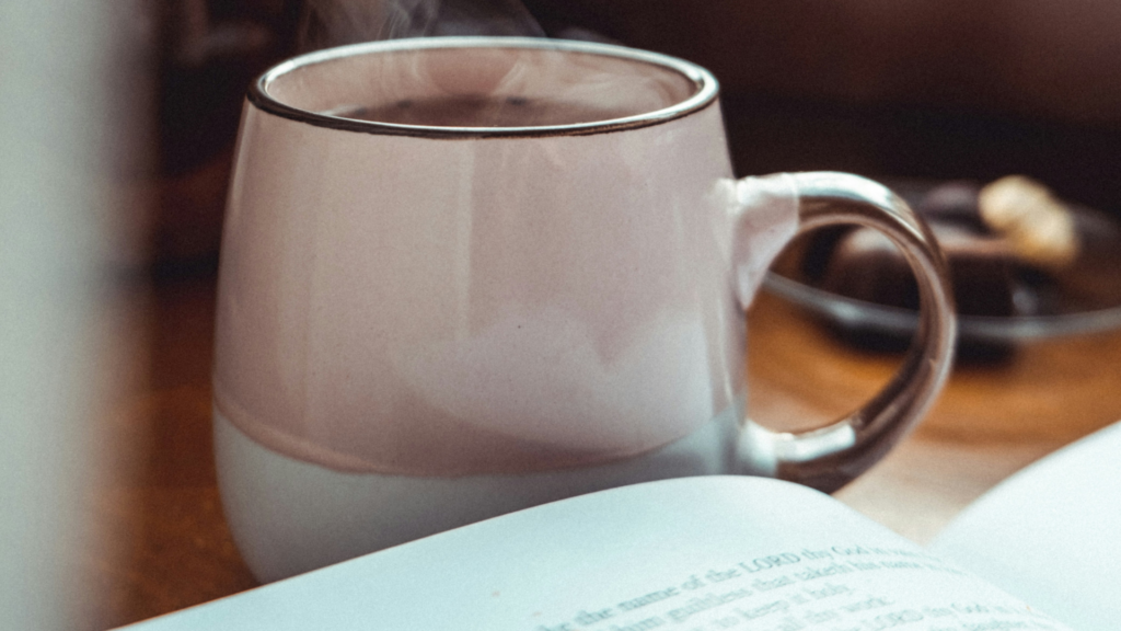 ritual matinal de leitura: associar com o que você já, como tomar café, fazia pode te ajudar